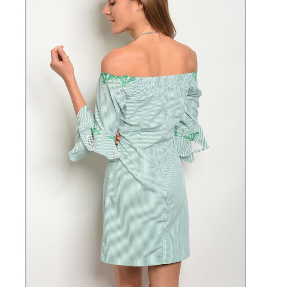 Lulumari 5⭐️ off shoulder bell sleeve dress - Picture 2 of 6